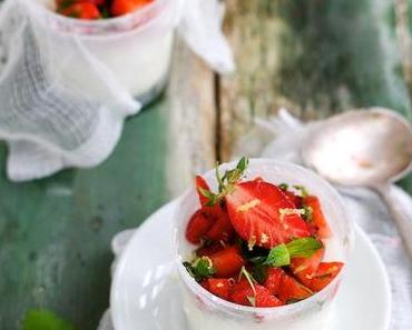 Fruchtig scharfer Erdbeer-Pimpinelle-Salat auf hausgemachtem Faisselle