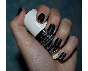 essence LE Black&White; 01 Black Out