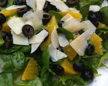Spinatsalat mit Orange, Oliven und Parmesan