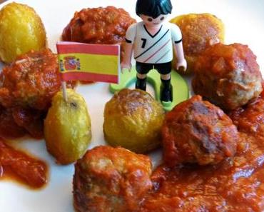 Nicht nur für Spanien: Albóndigas con salsa de tomate y patatas al horno
