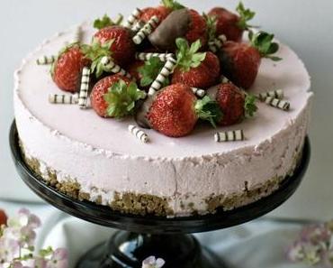 Ihr wollt mit wenig Aufwand Eindruck schinden: dann macht meine Non-Baking Erdbeer-Schmand-Torte!!!
