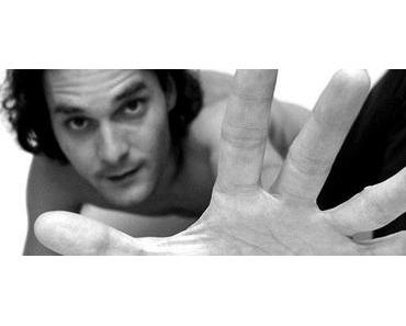 Körpersprache: Warum Ehepaare gleichzeitig trinken und man nicht am Hemdkragen spielen soll