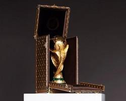 Die Fifa WM Trophäe im Louis Vuitton Koffer