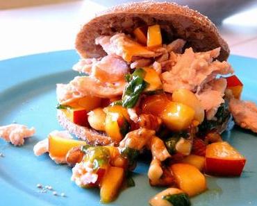 Der ganze Sommer in einem Stück Brot: Lachstasche mit Pfirsich-Salsa