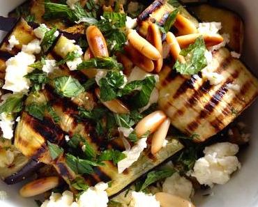 Auberginen mit Schafskäse, Pinienkernen und Minze