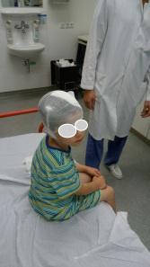 Der Tag, an dem der Arzt seinen Handschuh an Sohnis Kopf festklebte.