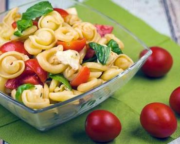 Nudelsalat Caprese mit Tomaten, Mozzarella und Basilikum