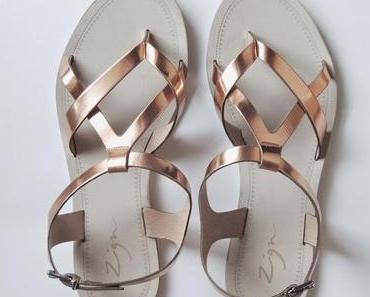 Lieblingssandalen, Hemden und ein T-Shirt zum Entspannen