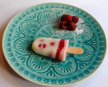 Himbeer-Joghurt-Eis am Stiel.