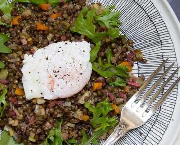 Lauwarmer Linsensalat mit pochiertem Ei und Speck
