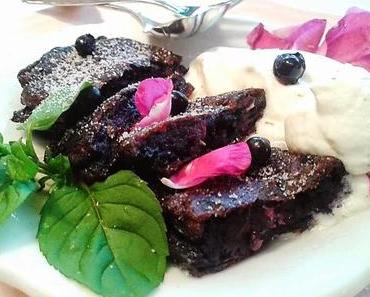 "Die Beeren sind los"!  Waldheidelbeer-Wildrosen-Nockn mit Vanilleschaum, ein beerenstarker Dessertgenuss für kleine und große Naschklatzen!