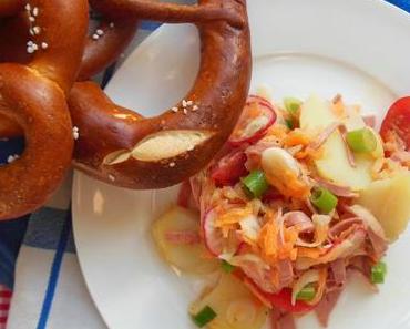 heute wird es zünftig: bunter Gemüsesalat mit Leberkäse