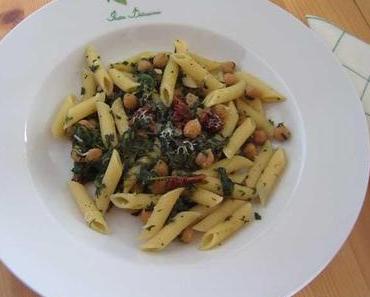 Penne mit Spinat und Kichererbsen
