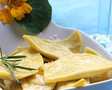 Hausgemachte Ravioli mit Tomaten-Ricotta-Füllung