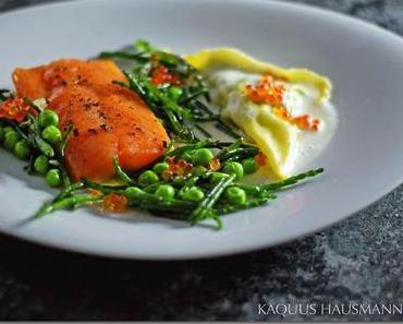 gebackener Saibling mit Ravioli, Erbsen und Queller