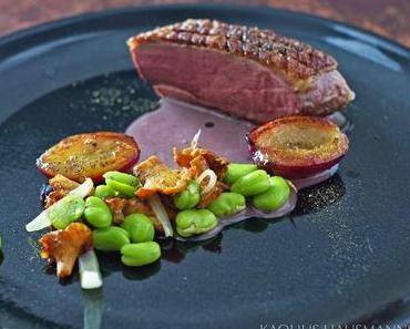 Entenbrust mit Pflaumen, Pfifferlingen und dicken Bohnen