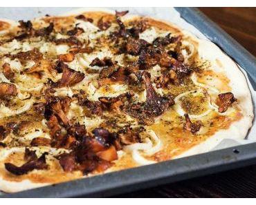 Knuspriger Flammkuchen mit Eierschwammerln