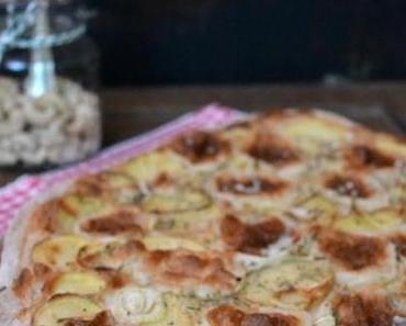 Kartoffel-Pizza mit Cashewkäse und Rosmarin