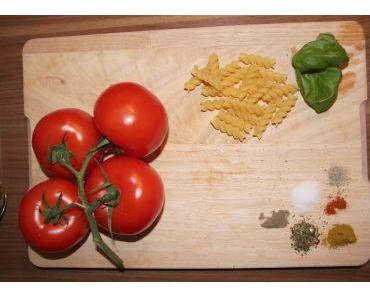 Pasta con salsa di pomodoro crudo