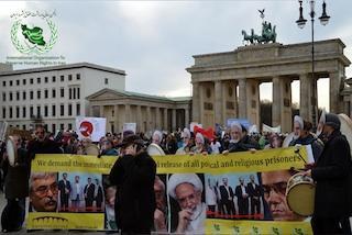 Sie geben nicht auf - Menschenrechtsaktivisten gehen für iranische Dissidenten vor das Brandenburger Tor