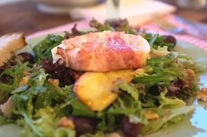 Salat mit gebratenem Ziegenkäse und Apfel