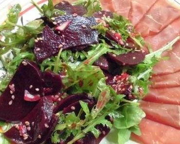 Rucola mit Rote Bete, Büdnerfleisch und Sesam-Teriyaki-Vinaigrette