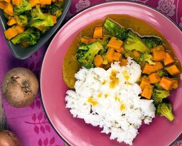 Gelbes Curry mit Kokosmilch, Süßkartoffeln und Brokkoli