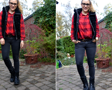 Herbstoutfit: Karobluse mit schwarzer Fellweste