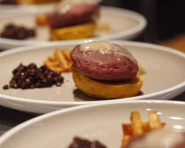 Lammcheeseburger, sous-vide gegart, mit Occelli al Barolo, Rotweinlinsen im Kürbisbun an Steckrübenfries und Kastanien-Vanille-Mayonnaise
