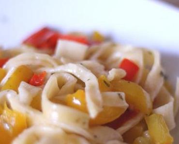 Selbstgemachte Pasta mit Ofenpaprika