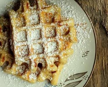 Hefewaffeln mit Nussmus oder mein liebstes Sonntags-Frühstück