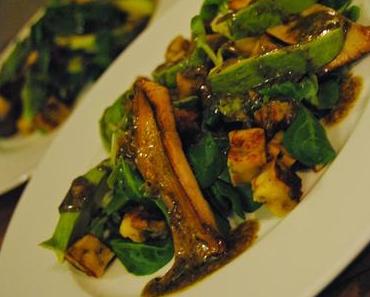 Brezenknödel, Avocado und Feldsalat