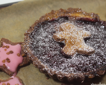 Eingeschneite Linzertörtchen mit Johannisbeere