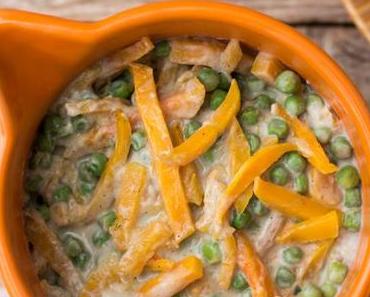 Erbsen und „Kürbischen“ (statt Möhrchen) in leichter Creme-Soße (vegan)