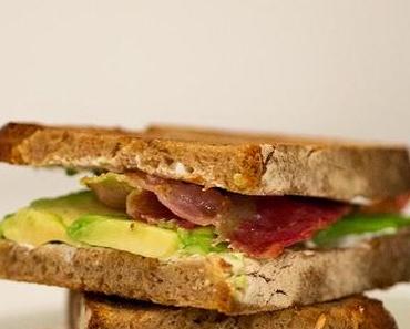 Sandwiches mit Avocado, Ziegenkäse & Bacon
