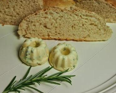 Weißbrot mit Kräuterbutter