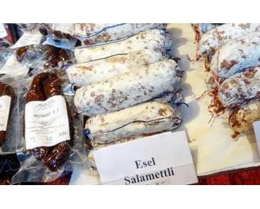 ein Esel und ein Ochs am Weihnachtsmarkt