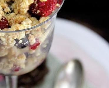 Crunchy-Beeren-Dessert mit selbstgemachtem Haselnuss-Krokant
