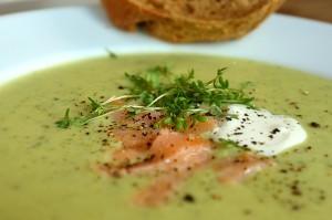 Zucchinicremesuppe mit Räucherlachsstreifen und Kresse