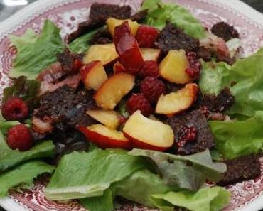 Health: Sommersalat mit Pumpernickel, Bacon, Nektarinen und Himbeervinaigrette