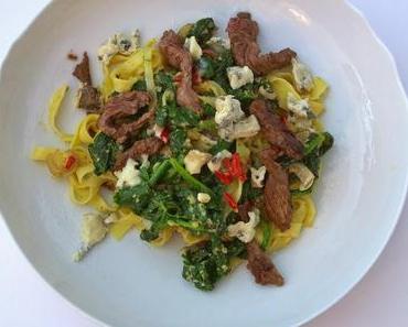 Nudelteller, mit Rind, Spinat, Käse und Walnusspaste