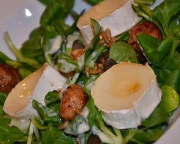 Feldsalat mit gebackenem Ziegenkäse, Salsicca und kramelliesierten Kernen