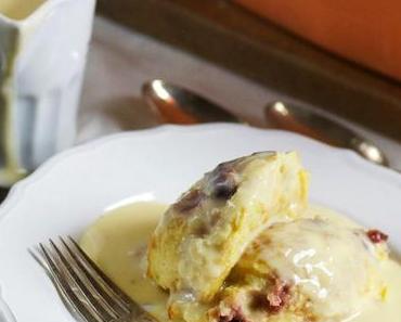 Was für kalte Wintertage, laue Sommernächte und Schleckermäuler: Kirsch-Brot-Auflauf mit Vanillesauce