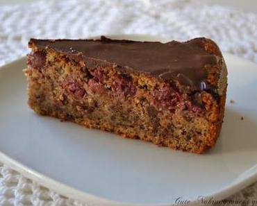 Lieblings-Gewürznusskuchen mit Schokolade und Kirschen