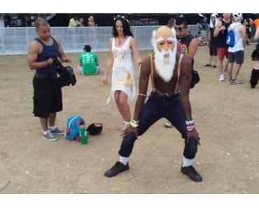 Undercover-Opa tanzt zu elektronischer Musik