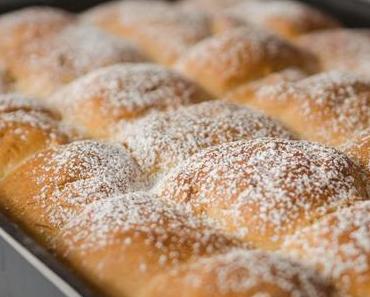 Buchteln mit Zimt und Vanillesoße