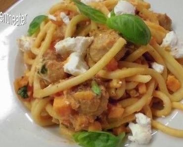 Nudeln mit Süßkartoffel-Tomatensoße und Salsicce
