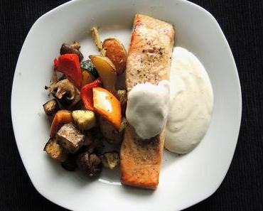 Mediterranes Ofengemüse mit Lachsfilet und Honig-Senf-Soße