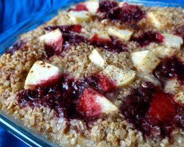 Baked Oatmeal mit Apfel, Banane und Brombeeren