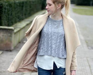 BEIGE COAT AND RIPPED JEANS